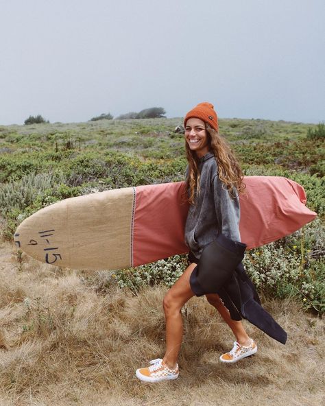 California Surfer Style, Surfing Aesthetic Clothes, California Surf Aesthetic, Vintage Surf Aesthetic Clothes, Vans Outfit Womens, Beach Surf Photoshoot, Vsco Style Surfing T-shirt In Relaxed Fit, Surf Culture Lifestyle, Surf Aesthetic