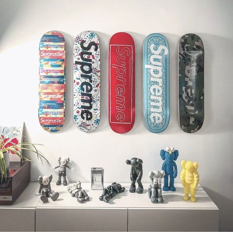 Skateboard Deck On Wall, Skate Board Room Ideas, Skate Board Bedroom Ideas, Skateboard On The Wall, Skate Decks On Wall, Supreme Wall Art, Skateboard Deck Decor, Skate Board Decoration, Supreme Room Decor