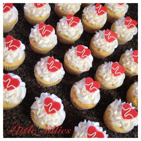 Nursing-Heartbeat cupcakes. Emt Cupcake Ideas, Medical Theme Cupcakes, Nursing Cupcakes Ideas, Nurse Themed Cupcakes, Nurse Graduation Cupcakes, Nurses Week Cupcakes, Nursing Graduation Cupcakes, Nurse Cupcakes Ideas, Cupcakes For Nurses