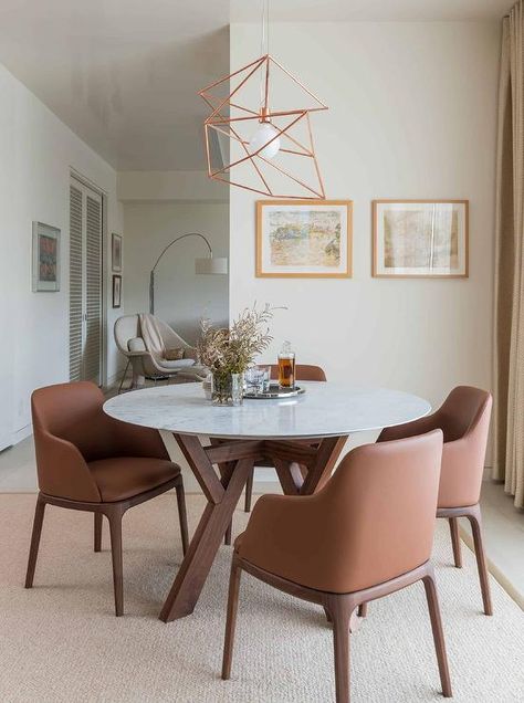 Brown Leather Chairs with Round Wood and Marble Dining Table - Transitional - Dining Room Brown Dining Room, Small Table And Chairs, Dining Room Industrial, Brown Leather Chairs, Dining Roo, Transitional Dining Room, Round Kitchen Table, European Home Decor, Leather Chairs