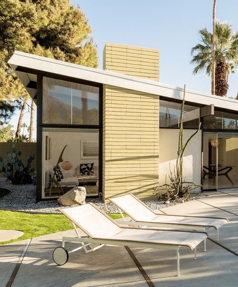 Mid Century Modern Exterior, Inspiring Architecture, Mid Century Exterior, Atomic Ranch, Mcm House, Modern Landscape Design, Mid Century Architecture, Casa Exterior, Ranch Life