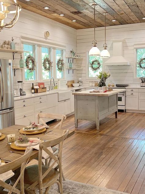 White Plank Walls, Cocina Shabby Chic, Barn Kitchen, Shaker Style Cabinets, Cottage Kitchens, Small Space Kitchen, Chic Kitchen, Shabby Chic Kitchen, Kitchen Redo