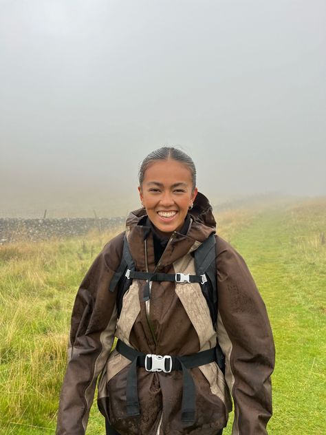 British Columbia Outfit, Rain Hike Outfit, Rainy Walk Outfit, Outdoor Rainy Day Outfit, Rainy Day Hiking Outfit, Rainy Hike Outfit, Rain Hiking Outfit, Hiking Backpack Aesthetic, Hiking Rain Outfit