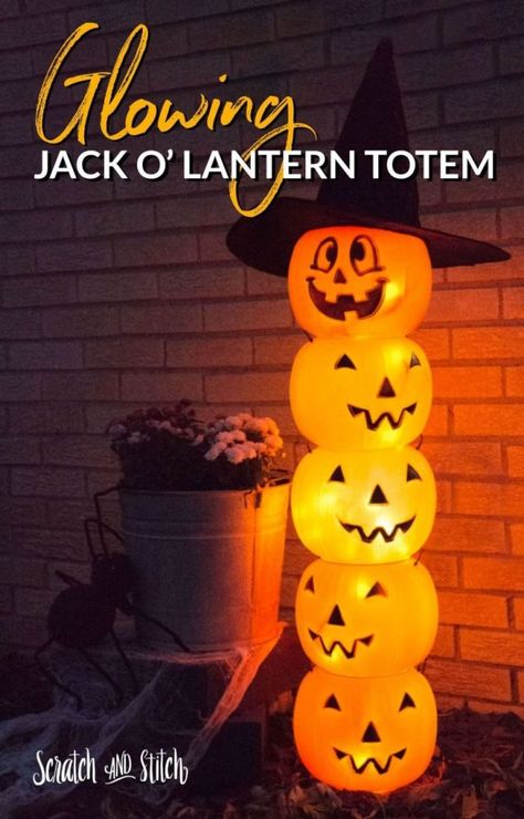 Halloween Plastic Pumpkins Light Up Totem Pole Yard Decoration Craft Project | The Homestead Survival Halloween Plastic Pumpkins, Diy Halloween Dekoration, Halloween School Treats, Halloween Party Decor Diy, Halloween Infantil, Halloween Decor Diy, Easy Diy Halloween Decorations, Plastic Pumpkins, Easy Halloween Decorations