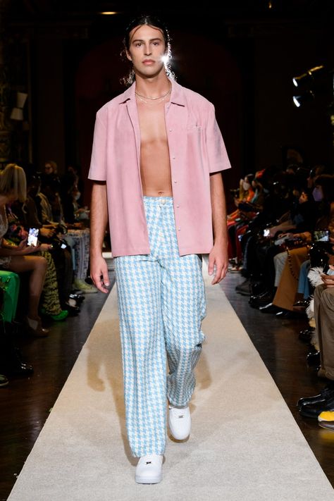 Tia Adeola Fall 2022 Ready-to-Wear Fashion Show | Vogue Male Runway Models, Male Runway, Confetti Tour, Oscar Party, Vanity Fair Oscar Party, Clean Makeup, Fall 2022, Little Mix, Runway Models