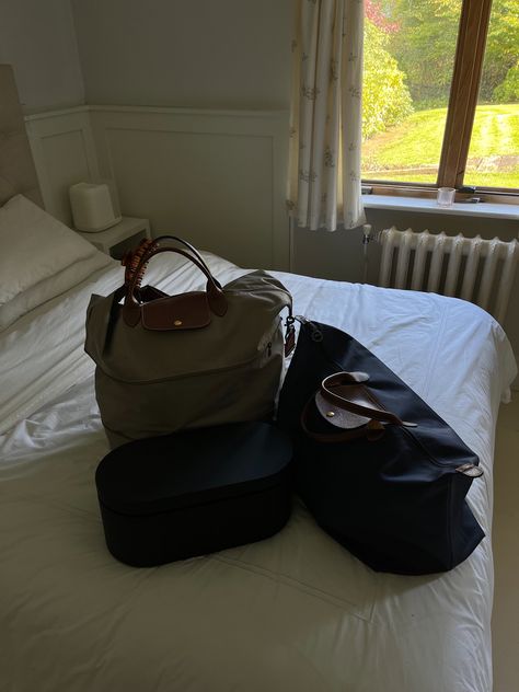 #longchamp #travel #weekend #fashion #aesthetic #weekendgetaway #vacation #fall #autumn Longchamp Weekender Bag, Longchamp Aesthetic, Longchamp Travel Bag, Longchamp Travel, Weekend Fashion, Bag Aesthetic, Duffle Bag Travel, Bags Aesthetic, Fashion Aesthetic