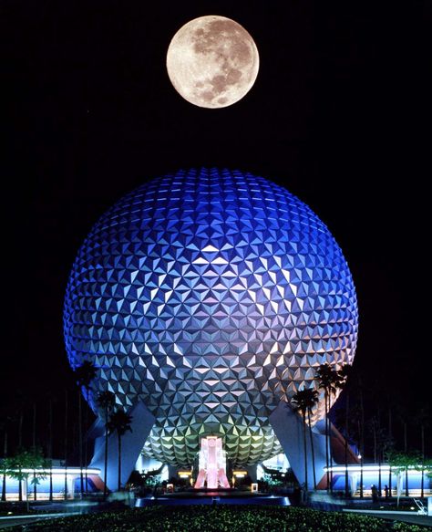 Ultimate Guide to Disney World Nightlife for Adults - Thrillist Epcot Aesthetic, Epcot Spaceship Earth, Earth At Night, Disney Attractions, Disney World Epcot, Disney Icons, Spaceship Earth, Disney Epcot, Park Photos