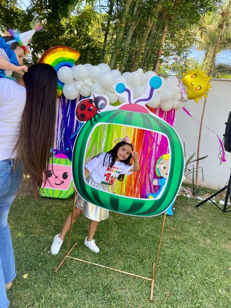 Cocomelon Pool Party Ideas, Cocomelon Party Backdrop Ideas, Cocomelon Photo Frame, Cocomelon Halloween Party, Cocomelon Third Birthday, Cocomelon Photobooth, Cocomelon Photoshoot Ideas, Cocomelon Party Ideas 1st Birthday, Cocomelon Party Ideas 2nd Birthday