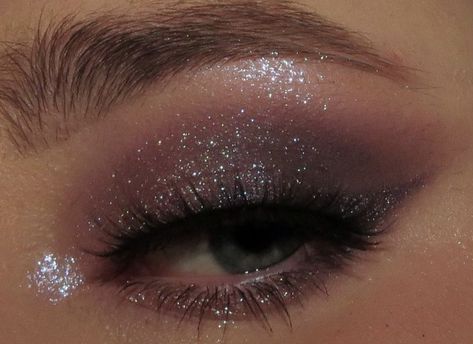 Cute Makeup Looks For School Dance, Prom Makeup For Grey Eyes, Grey Glitter Makeup, Glittery Makeup Aesthetic, Glitter Eye Looks, 90s Eye Makeup, Night Make Up, 0 Aesthetic, Sparkly Eye Makeup