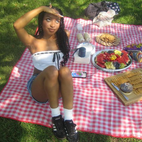 sunset picnic🍃 Picnic Table Picture Poses, Y2k Picnic Outfit, Eating Grapes Pose, Picnic Ig Pics, Picnic Fits Aesthetic, Picnic Aesthetic Pictures, Picnic Pictures Ideas, Picnic Inspo Pics, Picnic Pics Ideas