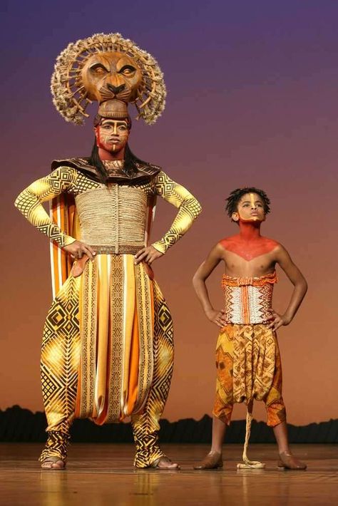 To make Mufasa look more regal and strong, we need to add the "collar" as well as the straight "cape". Looks like a king's robe - very cool! Lion King Broadway Outfit, Lion King Broadway Costumes, Scar Costume, Mufasa Lion King, Lion King Theatre, Lion King Play, Lion King Show, Broadway Outfit, King Scar