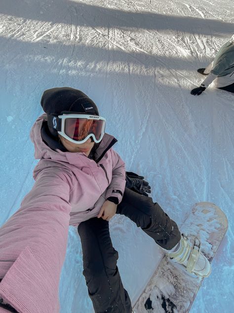 Pink Snowboard Aesthetic, Women Snowboarding Aesthetic, Snow Board Aesthetic, Snowboarding Selfie, Pink Snowboard Outfit, Cute Snowboarding Pictures, Snowboarding Outfit Aesthetic, Snow Boarding Aesthetic, Snowboarding Photos