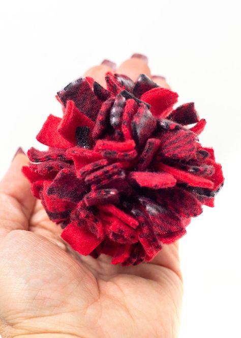 Fleece Gift Ideas, Fleece Pom Pom Diy, Things To Make With Fleece Fabric, How To Make A Pom Pom For A Hat, Luggage Pom Poms Diy, Pom Pom Scarf, Fleece Scrap Projects, No Sew Fleece Projects, Fleece Scraps