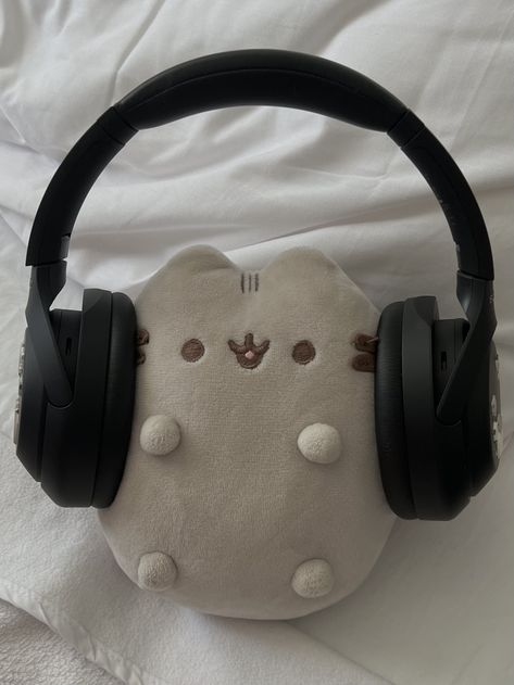 Iphone Wallpaper Modern, Rilakkuma Plushie, Pusheen Cute, Wearing Headphones, Cute Headphones, Wearing Headphone, Pusheen Cat, Kawaii Plushies, Cute Stuffed Animals