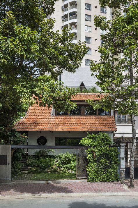 Rooftop Garden, Small Sustainable Homes, Old Architecture House, Old House Renovation, Tropical Houses Architecture, Japan House Design, Small Architecture, Old House Design, Rooftop Gardens