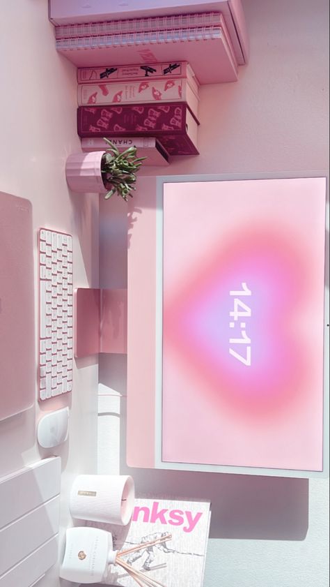 A pink mac screen desk setup for studying and working from home Pink Aesthetic Workspace, Feminine Desk Setup, Pc Setup Aesthetic Pink, Pink Imac Desk Setup, Pink Desk Aesthetic, Imac Desk Setup Aesthetic Pink, Pink Monitor Pc, Pink Desk Setup, Pink Imac