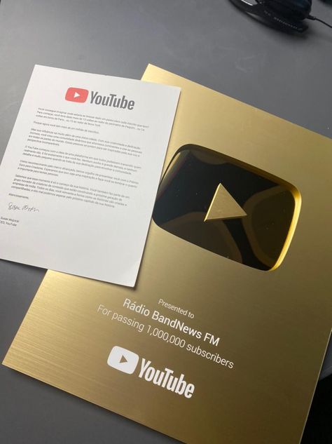 Youtube Award Aesthetic, Influencer Dr Aesthetic, Youtube Content Creator Aesthetic, Successful Youtuber Aesthetic, Influencer Life Aesthetic, Money Aesthetic Vision Board, Vision Board Photos Pictures Career, Influencer Aesthetic Vision Board, Youtube Vision Board