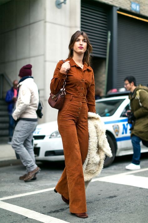 Moda Hippie, Chique Outfit, 70s Inspired Fashion, 70s Outfits, Jeanne Damas, Street Style 2017, Looks Street Style, Fashion Weeks, Mode Inspo