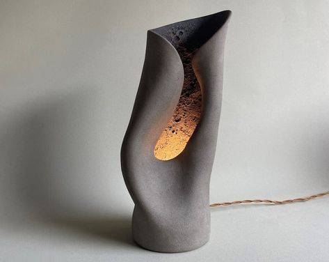 ayceramicist - Etsy.de Sculpture For Home Decor, Luminaire Original, Lamp Ceramic, Designer Lamp, Elegant Table Lamp, Pottery Lamp, Sculptures Céramiques, Handmade Ceramics Vase, Lampe Decoration