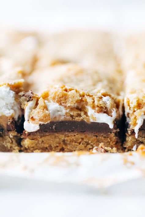 S'Mores Bars - chocolate, marshmallow, and peanut butter sandwiched between two layers of soft graham cookie crust. these are SO, SO GOOD. | pinchofyum.com Peanut Butter Smores Bars, Smores Snacks, Smores Bar Recipe, Peanut Butter Smores, Smores Bars, Smores Bar, Graham Cookies, S Mores Bars, Pinch Of Yum