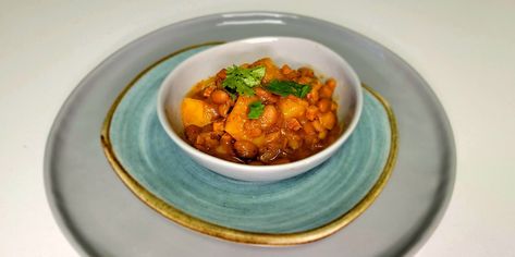 Puerto Rican Red Beans, Habichuelas Guisadas, Pinto Bean Recipes, Boricua Recipes, Salt Pork, Spanish Dishes, Puerto Rican Recipes, Hearty Stews, Cooked Veggies