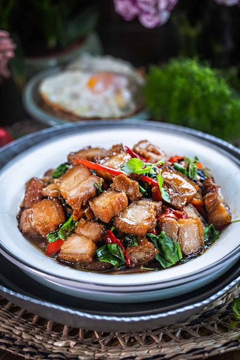 Vietnamese Crispy Pork Belly, Spicy Pork Belly Recipes, Thai Crispy Pork, Thai Crispy Pork Belly, Thai Pork Belly, Thai Pork Belly Recipes, Pork Belly Salad, Thai Entree, Thai Pork Recipes