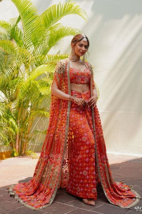 Mehndi Outfits For Bridesmaid, Mehandi Outfit For Bride, Mehandi Outfits Bridesmaid, Mehendi Outfits For Bridesmaid, Mehndi Function Dress Outfit, Mehandi Outfits Brides, Mehendi Ceremony Outfits, Mehendi Outfits For Bride, Mehndi Dress For Bride