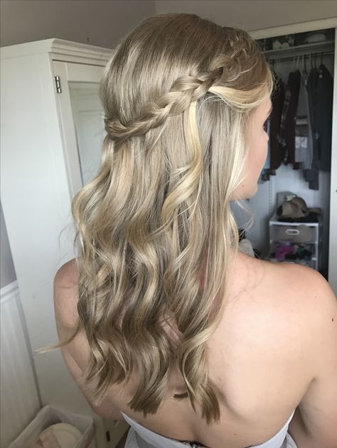 Loose curls braid headband hairstyle Curled Hair With Two Braids Pulled Back, Curled Hair With Braids On Top, Curled Hair With Pieces Pulled Back, Nice Fancy Hairstyles, Braid Crown With Curls, Conformation Hairstyles Curls, Hair Wedding With Veil, Braid Headband With Curls, Curled Hair Pulled Back