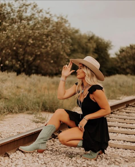 Hot Senior Picture Ideas, Senior Picture Ideas With Hats, Senior Pictures With Cowgirl Hat, Winery Photoshoot Single, Summer Western Senior Pictures, Western Outfits Women Senior Pictures, Boho Country Photoshoot, Poses With Cowgirl Hat, Western Spring Senior Pictures