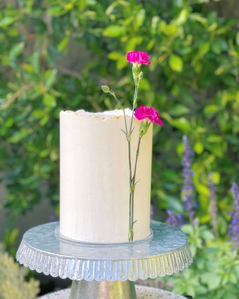 Rough Edge Cake, Buttercream Cake With Flowers, Floral Cakes, Cake With Flowers, Homemade Frosting, Buttercream Cakes, Simple Cake, Simple Wedding Cake, Floral Cake