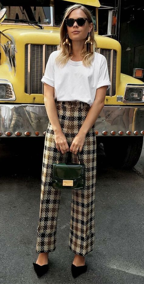 T Shirt Branca, Elegante Y Chic, Mode Casual, Fashion Blogger Style, Business Outfit, Mode Inspo, Plaid Pants, Looks Style, Work Attire