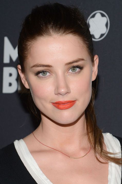 Amber Heard at the 2012 24 Hour Plays on Broadway Gala. Amber Heard Face, Amber Heard Makeup, Amber Head, Natural Dark Blonde, Amber Heart, Bright Red Lipstick, Full Brows, Minimal Makeup, Dirty Blonde