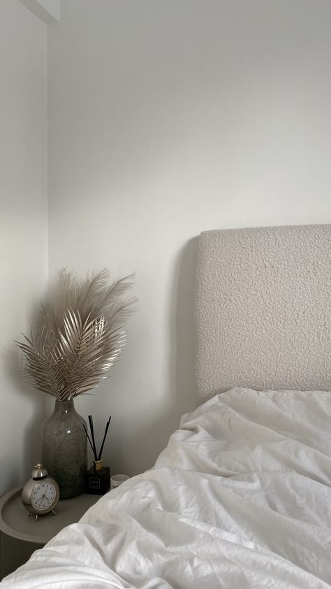 Cute DIY headboard! Warm and fluffy Fluffy Headboard, Fuzzy Headboard, Diy Sherpa Headboard, Diy Cloud Headboard, Fluffly White Bedding, White Fluffy Headband, Diy Headboard, Cute Diys, Human Art