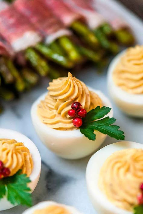 Help yourself to these 10 pretty deviled eggs recipes for every lovely occasion. From spicy to simple to festive and garnished with flowers. Elegant Christmas Dinner, Best Christmas Appetizers, Easy Christmas Dinner, Egg Christmas, Christmas Recipes Appetizers, Cupcake Tray, Finger Foods Easy, Christmas Dinner Party, Deviled Eggs Recipe