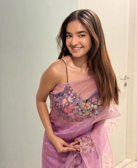 (2) Only Heroines (@OnlyHeroines) / X Anushka Sen Lehenga, Anushka Sen In Saree, Saree Wallpaper, Anushka Sen, Wallpaper Iphone Wallpaper, Avneet Kaur, Indian Photoshoot, Ethnic Outfits, Bollywood Girls