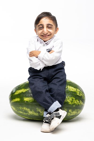 Worlds shortest man sitting on a watermelon Guinness World Records, Man Sitting, Baggy Clothes, 20 Years Old, Feeling Special, Tall Guys, Guinness, How To Be Outgoing, Iran