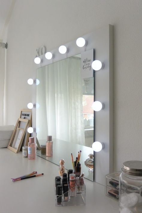 DIY de make-up spiegel, blog over hoe je deze zelf maakt Make Up Tafel, Spiegel Diy, Make Up Mirror, Living Place, Makeup Rooms, Diy Makeup, Diy For Teens, Bedroom Inspo, Ikea Hack