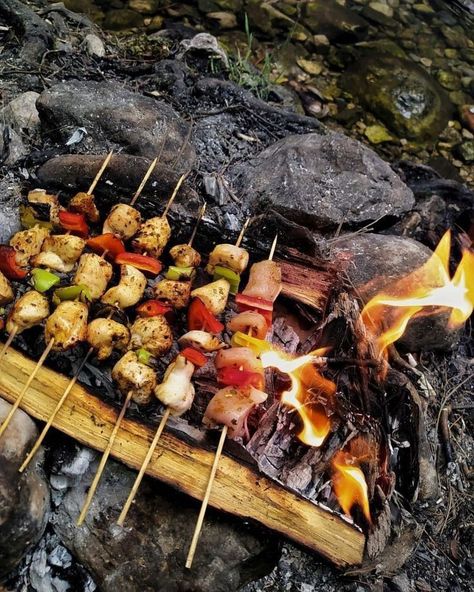 Snow Camping, Open Fire Cooking, Starlit Sky, Nature Food, Fire Food, Camping Aesthetic, Campfire Food, Fire Cooking, Campfire Cooking