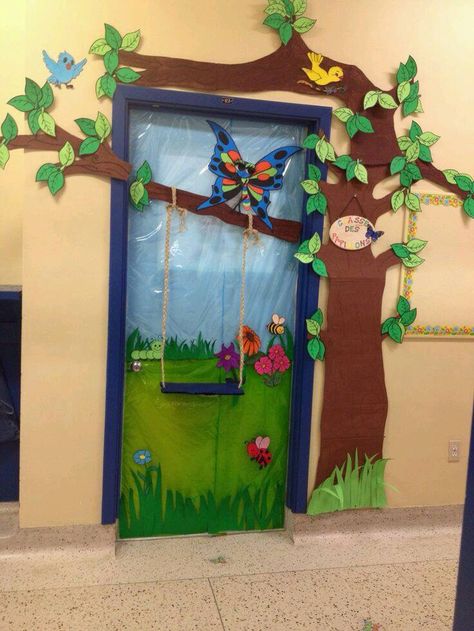 Nature door decos Spring Classroom Door, Decoration Creche, Spring Door Decoration, Class Door, School Door Decorations, Spring Classroom, School Doors, Teacher Doors, Tree Mural