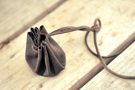 Leather Circle Drawstring Pouch Tutorial Diy Leather Coin Purse, Willow Cosplay, Leather Pouch Tutorial, Diy Coin Purse Tutorial, Diy Leather Pouches, Domestic Geek, Nice Man, Leather Medicine Bag, Coin Purse Tutorial