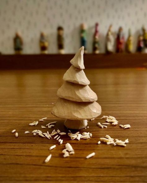 Wooden Tree Carving, Wood Carving Gift Ideas, Simple Carving Designs, Mini Wood Carving, Wood Carved Ornaments, Christmas Carving Ideas, Easy Whittling Projects For Beginners, Wood Carving Beginner, Wood Carving Aesthetic