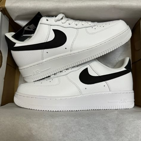 Cute White Nike Shoes, Jordans White And Black, Nike Shopping, White Shoes For Girls, Sneakers Yeezy, Kobe Bryant Shoes, Jordans Nike, Women Basketball, White Nike Shoes