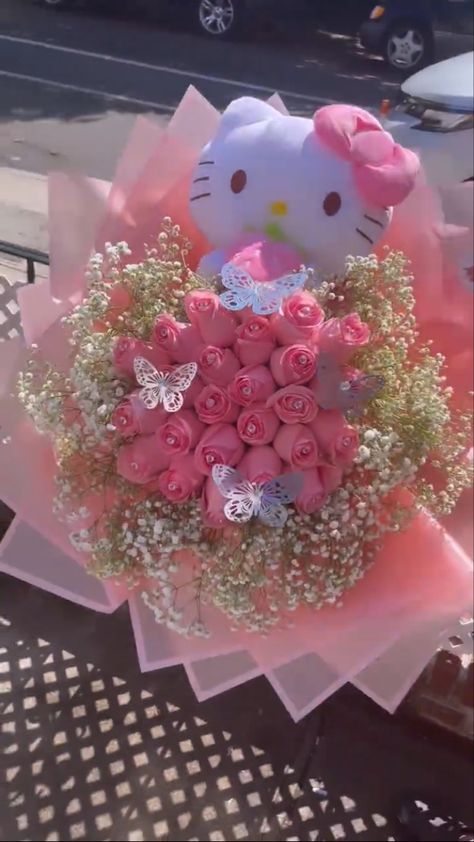 Hello Kitty Glitter Roses, Hello Kitty Plush Bouquet, Pintrest Pfp Ideas, Hello Kitty Bouquets, Hello Kitty Flower Bouquet Diy, Hello Kitty Gifts For Gf, Hello Kitty Homecoming Proposal, Cute Bouquet Ideas, Hello Kitty Rose Bouquet