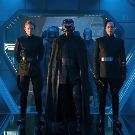 A new promotional photo shows Generals Hux and Pryde alongside Supreme Leader Kylo and the Knights of Ren. General Hux, Knights Of Ren, Evil Empire, Star Wars Kylo Ren, Star Wars Empire, Star Wars Wallpaper, Star Wars Artwork, Star Wars Pictures, Star Wars Images