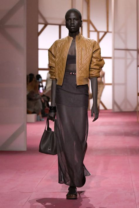 Hermès Spring 2025 Ready-to-Wear Collection [PHOTOS] Hermes Fashion Show, Hermes Fashion, Archive Fashion, Show Collection, September 2024, Fashion Show Collection, Fashion Week Spring, Paris Fashion, Runway Fashion