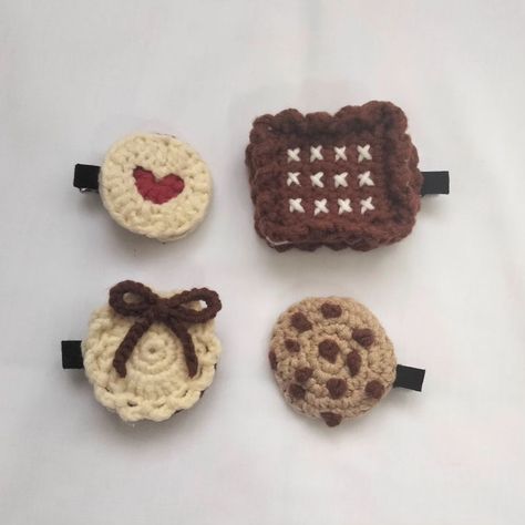 Biscuit Hairclip🍪:｡･:*:･ﾟ’★ 1) Heart Biscuit - RM11 2) Chocolate Sandwich Biscuit- RM12 3) Ribbon Biscuit- RM10 4) Chocolate Chip Cookie- RM8 WM:RM8, EM:RM13 Items are handmade so do expect slight flaws. DM to purchase >< . . . . . . #crochet #crochetmalaysia #malaysiacrochet #crochetlove #crocheting #crochetersofinstagram #smallbusiness #smallbusinessmalaysia #explore Crochet Biscuits, Crochet Sandwich, Cookies Crochet, Crochet Cookie, Crochet Chocolate, Crochet Ribbon, Crochet Store, Crochet Cord, Chocolate Sandwich