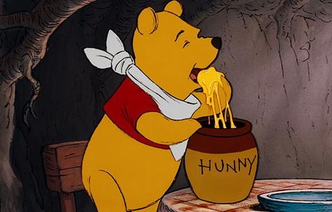 Bulgaria Food, Winnie The Pooh Honey, Winnie The Pooh Pictures, Cute Winnie The Pooh, Old Disney, Disney Aesthetic, Cute Cartoon Drawings, Cute Disney Wallpaper, Bear Wallpaper