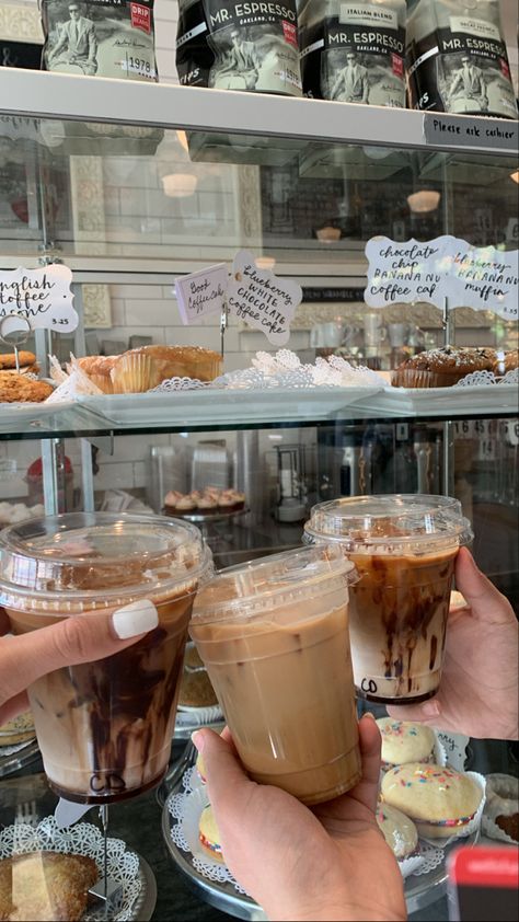 Group Coffee Aesthetic, Coffee Date With Friends Aesthetic, Coffee Pics Aesthetic, Friends In A Coffee Shop, Coffee Shop Friends Aesthetic, Nyc Coffee Aesthetic, Getting Coffee Aesthetic, Cafe Date With Friends, Coffee Dates With Friends