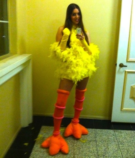 DIY Big Bird Costume - Pinning for how she made the feet; I need feet for my Loftwing cosplay! Big Bird Costume, Most Creative Halloween Costumes, Halloween Circus, Carnaval Costume, Hot Halloween Outfits, Clever Halloween Costumes, Bird Costume, Diy Kostüm, Trendy Halloween Costumes