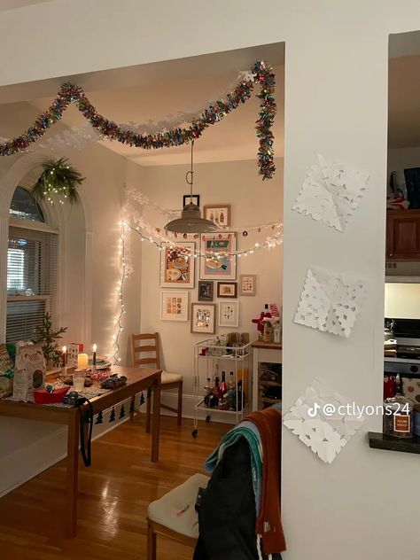 Christmas Decor College Apartment, College Apartment Aesthetic Living Room, Cozy College Apartment, Christmas Room Decor Aesthetic, Danish Christmas Decorations, Girl Apartment, College House, Christmas Apartment, Nyc Apartment